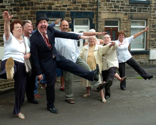 Comedian Jimmy Cricket unveiled a blue commemorative plaque on the house which was the birthplace of comedian Harry Worth in Hoyland Common, Barnsley, 21 years after  his death.  Jimmy and residents mimick Harry in front of the house
