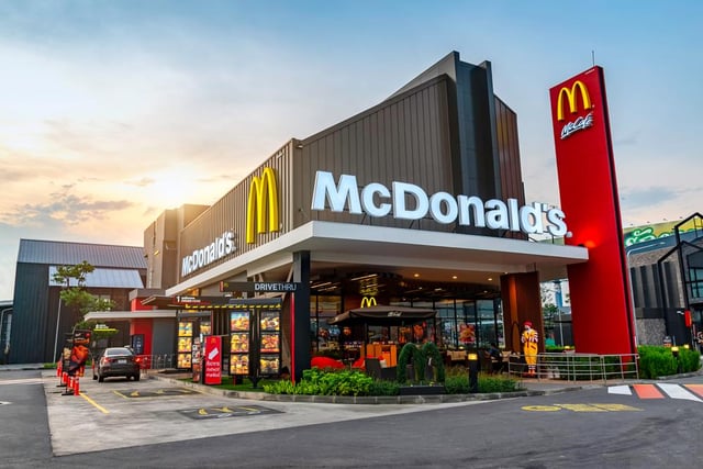 There are loads of jobs available at McDonald’s around the UK, ranging from restaurant roles like Crew Members and Customer Care Assistants to head office positions like Problem Managers and Corporate Relations Manager.