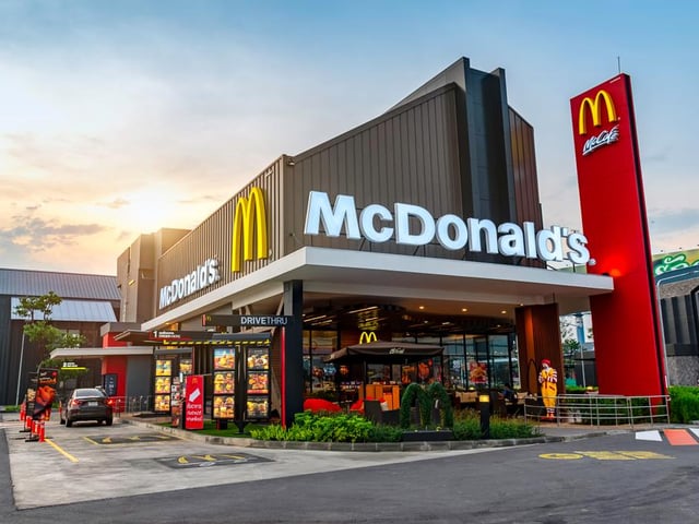 There are loads of jobs available at McDonald’s around the UK, ranging from restaurant roles like Crew Members and Customer Care Assistants to head office positions like Problem Managers and Corporate Relations Manager.