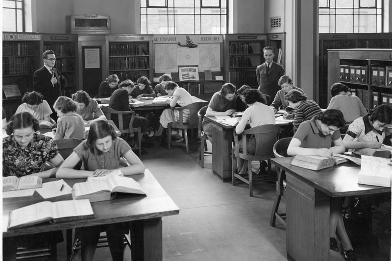 Commercial and Technology Library at Central Library, Surrey Street. Class from the Central Commercial College, 1938. Ref no s22992
