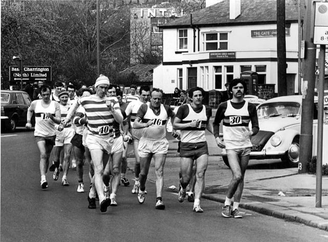 Sheffield United Harriers 15 Mile Road Race Walk passing The Gate Inn, No. 78 Penistone Road North,1972