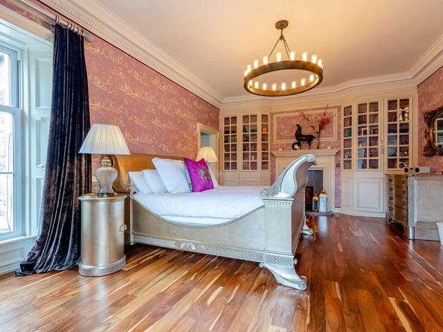 Principal bedroom.