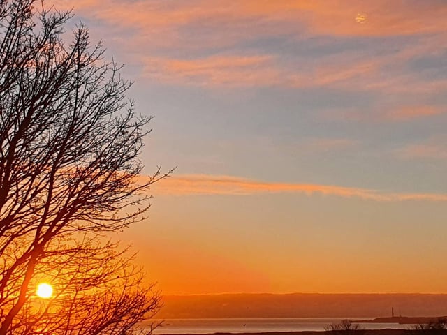A great red sun peaks out from the bottom corner to brighten the sky with its dramatic rays, this sunrise was taken from a doorstep in Aberdeen (@wolf_highland).