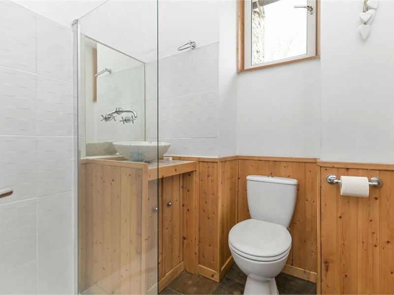 Shower room.