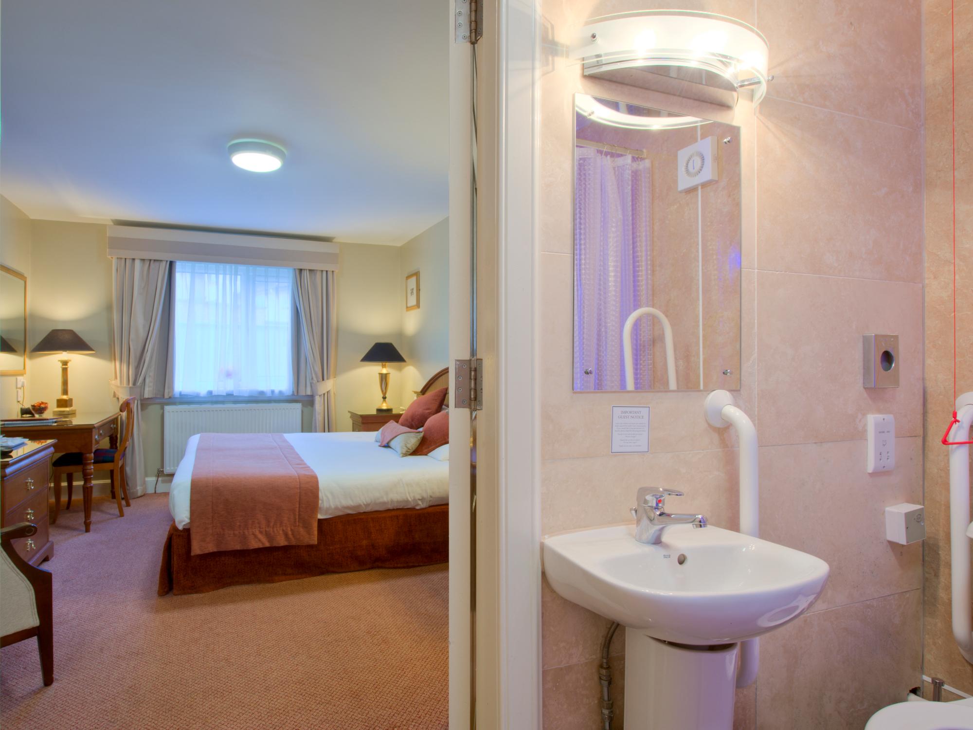 Each of the bedrooms has an en suite bathroom.