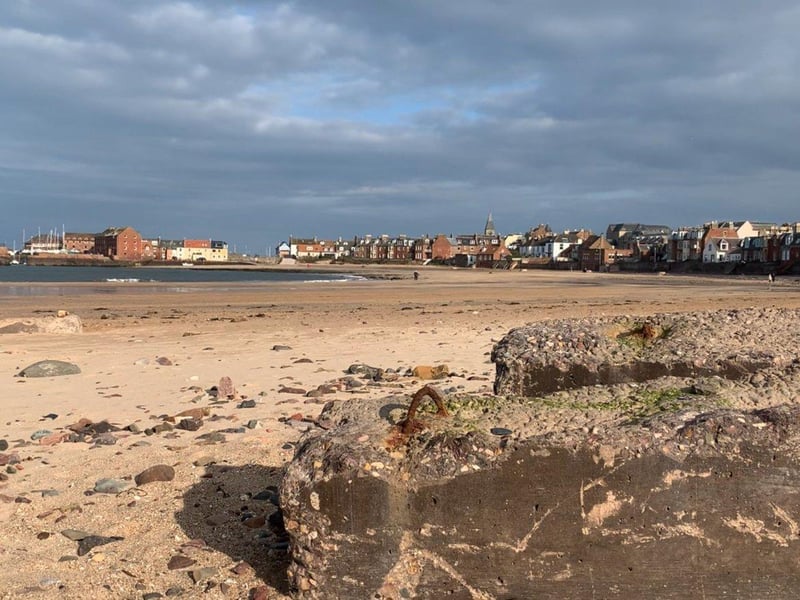 North Berwick West Beach has a long stretch of sand with views to the island of Craigleith and Bass Rock. It is a popular family beach providing an ideal location for sunbathing, bird watching, paddling, picnics and dog walking. Behind the beach is a putting green that is open during the summer months