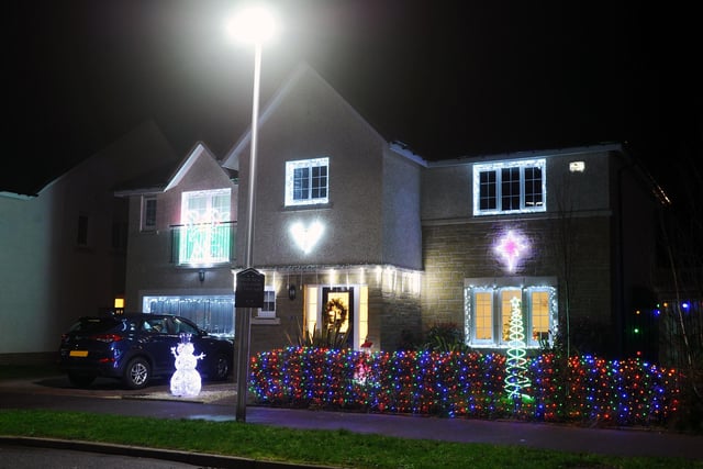 Picture Michael Gillen. Kinnaird and The Inches Residents Association Christmas Lights Competition.