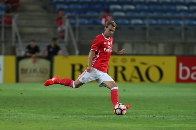 Leeds are weighing up a bid for defender Branimir Kalaica this summer. The Benfica defender has been tracked by Bielsa’s side recently and Leeds are lining up a “firm bid” for the 22-year-old. (Football Insider)