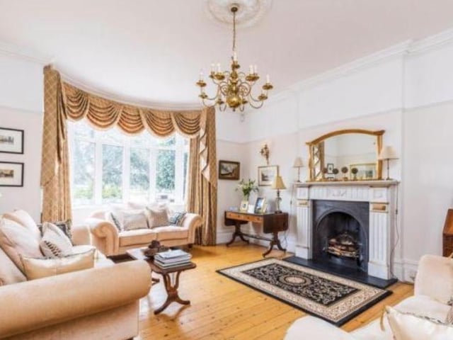 This 5-bedroom detached house is up for £1,275,000. View it here: https://bit.ly/3bzjhBk