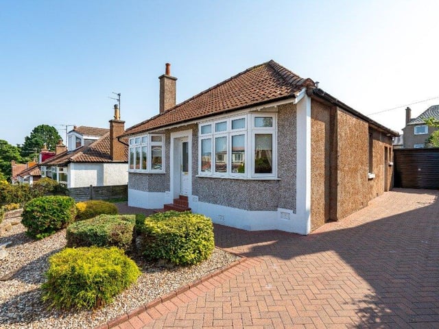 A beautifully presented three bedroom bungalow with a private garden and driveway, located just a short walk from the town centre - £10,000 total stay.