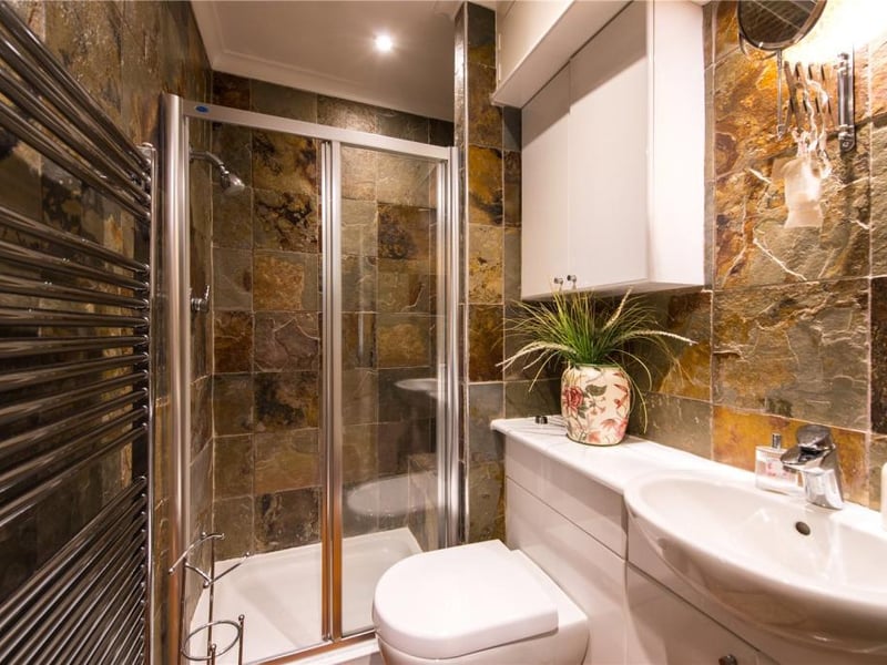 Shower room.