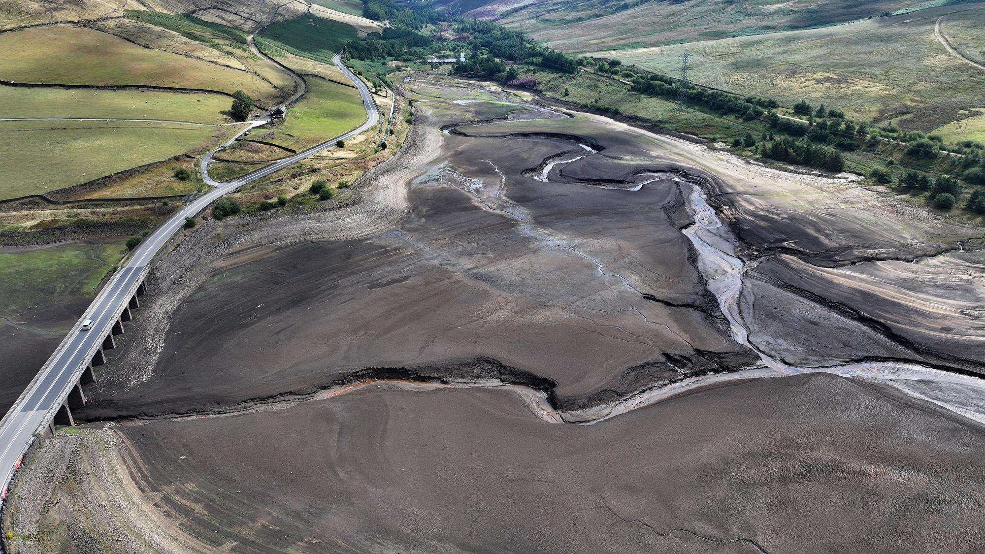 Dramatic pictures show drastic water levels at Derbyshire reservoir following driest July ever recorded