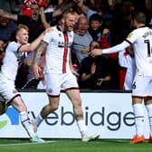 LUTON, ENGLAND - AUGUST 26: Oli McBurnie of Sheffield United celebrates with teammates after scoring their team's first goal during the Sky Bet Championship between Luton Town and Sheffield United at Kenilworth Road on August 26, 2022 in Luton, England. (Photo by Catherine Ivill/Getty Images)