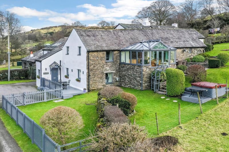 The cosy ex-farmhouse is only 15 minutes from Kendal and Windermere by car, and is walking distance from Crosthwaite and Winster.