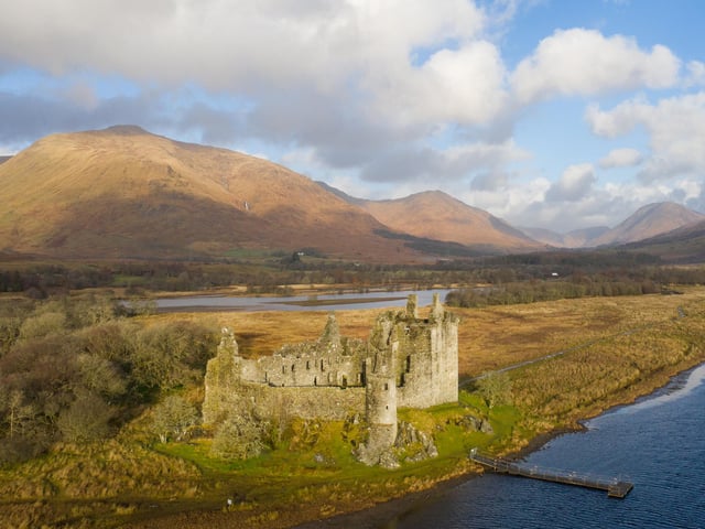 During the 1745 Rising the castle was garrisoned by 12 officers and 200 militiamen to control the movement of Highlanders who might travel to join the Jacobites.