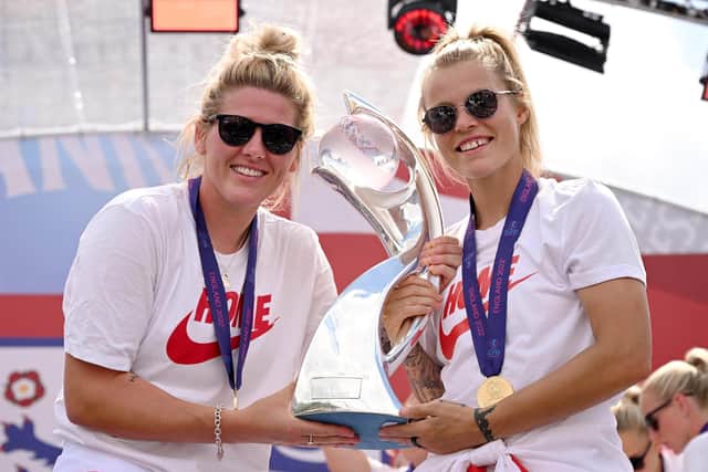 Millie Bright and Rachel Daly of England pose for a photo with the UEFA Women's EURO 2022 Trophy during the England Women's Team Celebration at Trafalgar Square on August 01, 2022 in London.  (Photo by Leon Neal/Getty Images)