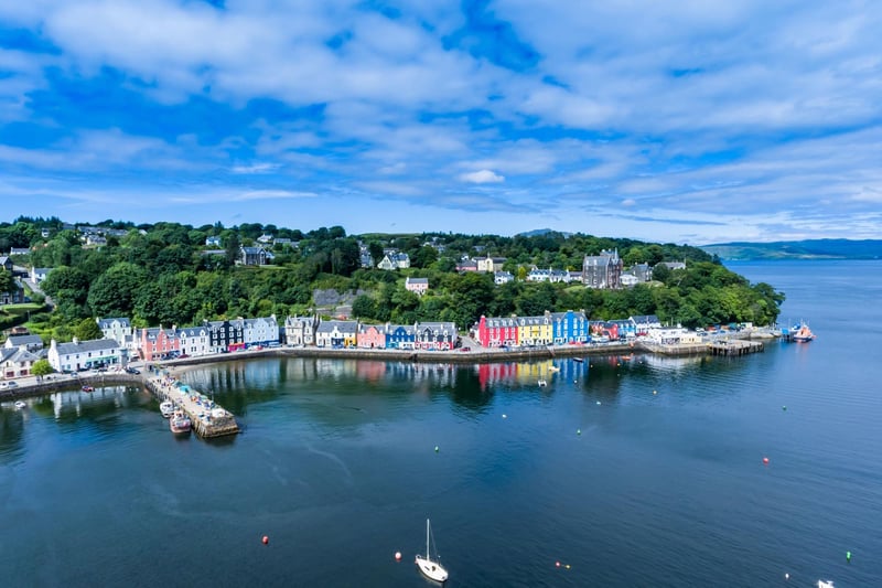 This two hour walk on the Isle of Mull takes in the picture postcard pastel-coloured buildings of Tobermory, the island's lighthouse, dramatic coastal viewpoints, pretty Loch a'Ghurrabain and the lush woodland and waterfalls of Aros Park.