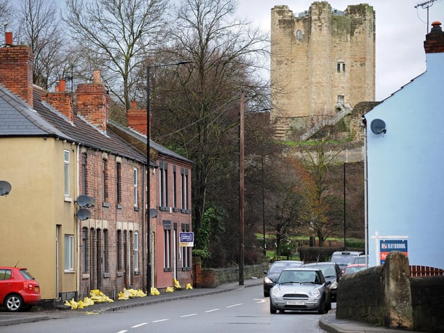 Residents prepare for possible flooding on Low Road, Conisbrough. Picture: NDFP-19-01-21-FloodAlert Conisbrough 2-NMSY