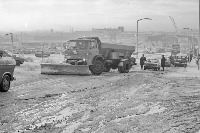Drivers were taking extreme care in this January 1977 scene near the Alexandra Bridge.