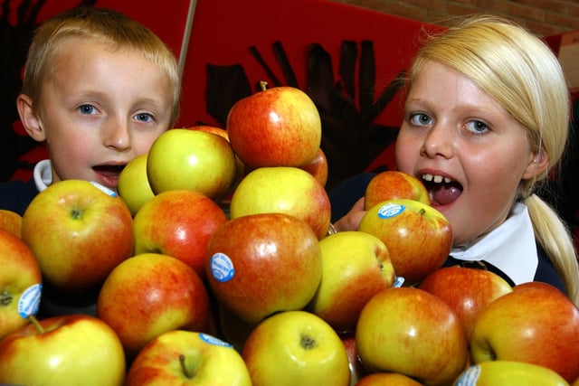 Tucking into apples 15 years ago. But who can tell us what this was all about and who the pupils are in the picture?