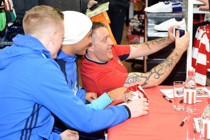 Jordan Pickford and Wahbi Khazri pose for a selfie during the signing session. Remember this?
