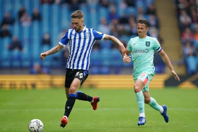 Former Sheffield Wednesday midfielder Lewis Wing has signed for Wycombe Wanderers.