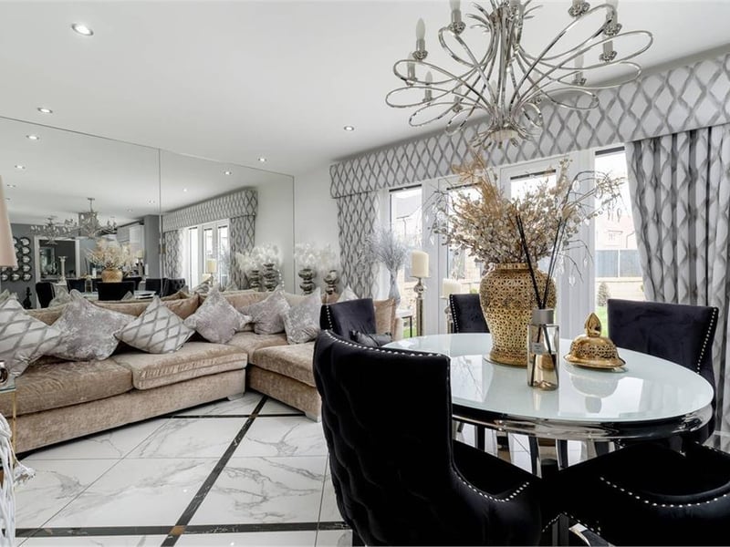 Family room / Dining area.