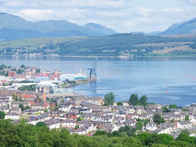 The population of Inverclyde has decreased 2.6% in the last five years. In 2014 the population was 79,890 and since it has decreased to 77,800.