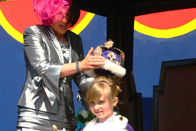 Alice Hamilton crowns Queen Emily Ritchie
