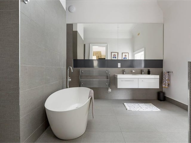 Principal bedroom en-suite.