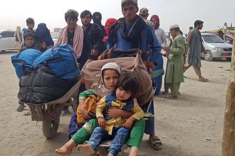 Stranded Afghan nationals arrive to return back to Afghanistan at the Pakistan-Afghanistan border crossing point in Chaman
