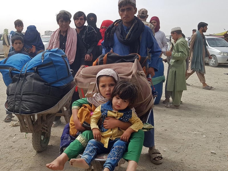 Stranded Afghan nationals arrive to return back to Afghanistan at the Pakistan-Afghanistan border crossing point in Chaman