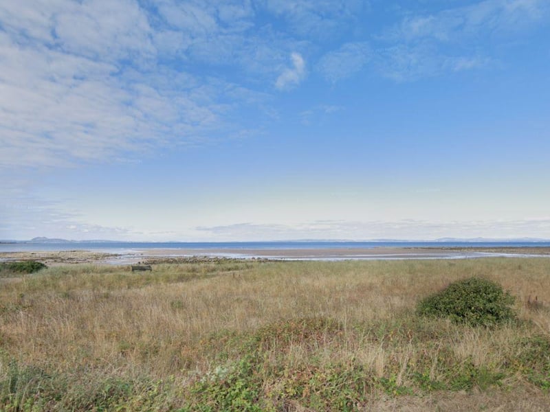 This beach has a mix of both sand and rocks to guddle about in providing an ideal location for family day trips. The nearby caravan park has an amusement arcade and other facilities and is the nearest access point by public transport from Edinburgh
