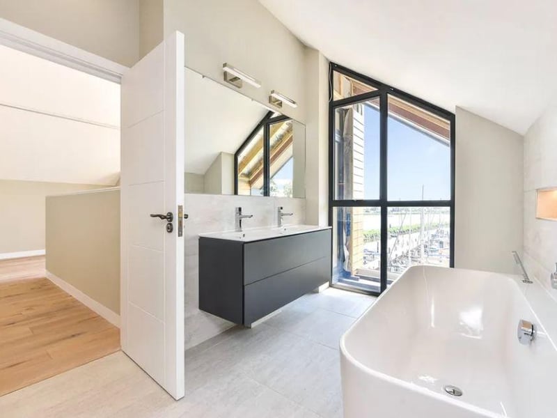 The bathroom also has magnificent views of the harbour. Not many homes can boast sights like this!