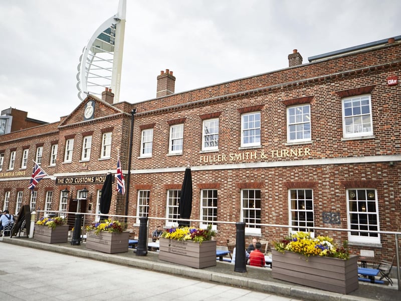 The Old Customs House pub in Gunwharf Quays is a popular spot, especially in the summer months as it comes with an outside area which has some wonderful views of the canal at Gunwharf Quays and the harbour which frequently welcomes some incredible ships and yachts. To make this even better, dogs are more than welcome at the venue.