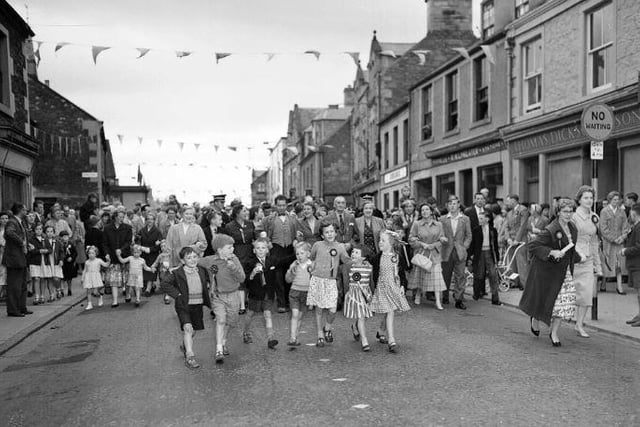 Selkirk Common Riding, June 1959. Crowds heading for the bussin' concert.