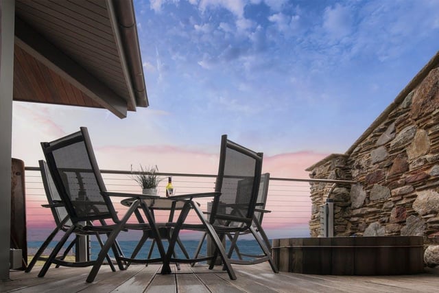 This beachside abode on Cornwall’s south coast has a Japanese hot tub, ideal for soaking up the lovely views. Book: https://bit.ly/3kbZvRx