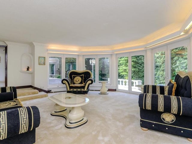 Elegance is the only word we can think of to describe this drawing room. The floor-to-ceiling windows give breathtaking views and also ensure lots of natural light.