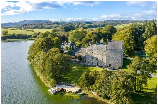 Bardowie Castle is a category ‘A’ listed castle set amidst grounds of approximately 10 acres, including loch frontage of Bardowie Loch. The castle contains Scotland’s oldest original Stone Keep dating from the mid 16th century. Property agent: Clyde Property bit.ly/2ByGqHF