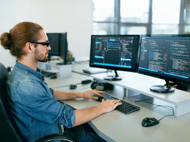 Median annual base salary: 28,965 GBP