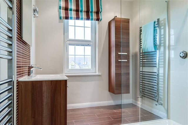 Shower room with contemporary suite.