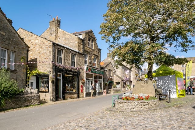 A circular route from Grassington along the Dales Way will take walkers on a seven mile long scenic walk, which passess through limestone pavements, Grass Wood nature Reserve, down to the River Wharfe and is followed back via Ghaistrill’s Strid.