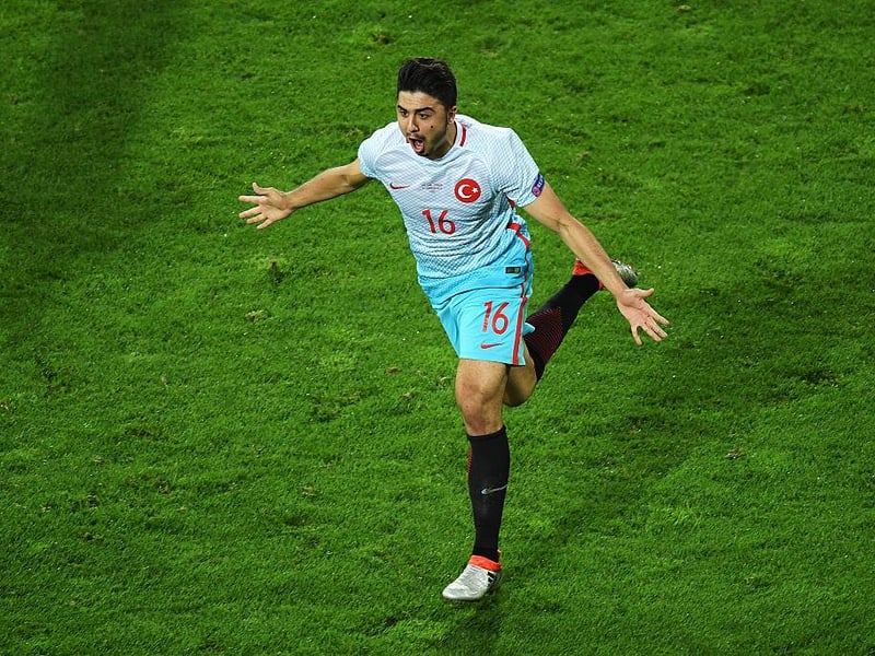 Crystal Palace are to complete a move to sign Fenerbahce midfielder Ozan Tufan this summer, despite suggestions that Leeds United are also interested. (Fanatik)
(Photo by Matthias Hangst/Getty Images)