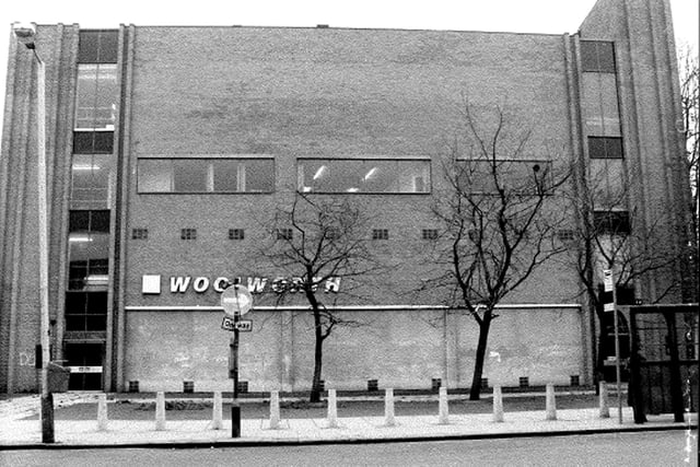The view of the much-loved Woolworths store from Vicar Lane. Chesterfield Retro photo from Chesterfield Library\Chesterfield Borough Council.