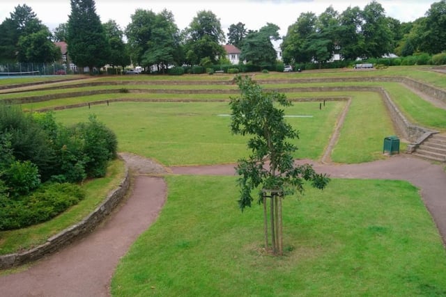 Grove Park features an array of things to do for all age groups. With a play area, football pitches and picnic areas, there's something for everyone here. 

People who go to parks to see nature, don't fret - there's also an isolated woodland grove full of nesting wildlife.