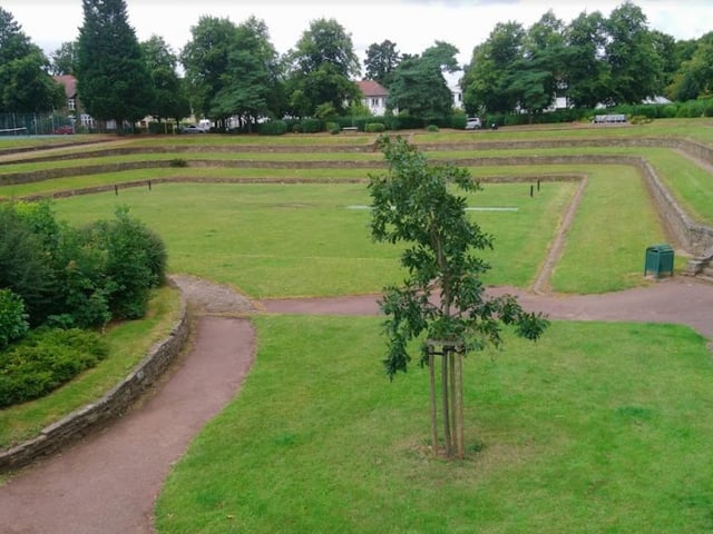 Grove Park features an array of things to do for all age groups. With a play area, football pitches and picnic areas, there's something for everyone here.
People who go to parks to see nature, don't fret - there's also an isolated woodland grove full of nesting wildlife.
