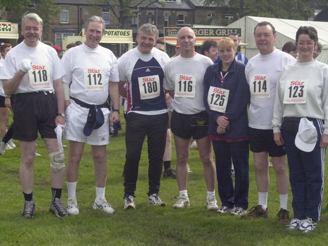 David Edmondson and the team prepare for the start of the race in Hillsborough Park in 2000