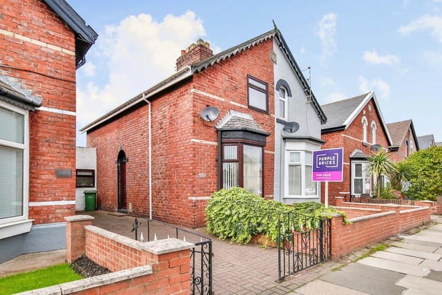 This two bed detached house is located on Fulwell Road and is on the market with Purple Bricks for £150,000. This property has had 450 views over the last 30 days.