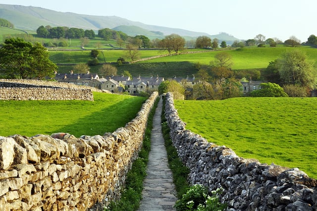 A circular route from Grassington along the Dales Way will take walkers on a seven mile long scenic walk, which passess through limestone pavements, Grass Wood nature Reserve, down to the River Wharfe and is followed back via Ghaistrill’s Strid.