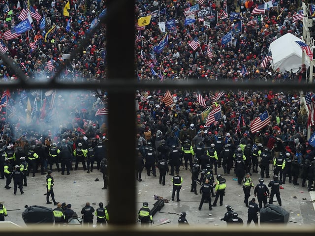 Police hold back supporters of US President Donald Trump as they gather outside the US Capitol's Rotunda on January 6, 2021, in Washington, DC. - Demonstrators breached security and entered the Capitol as Congress debated the a 2020 presidential election Electoral Vote Certification. (Photo by Olivier DOULIERY / AFP)